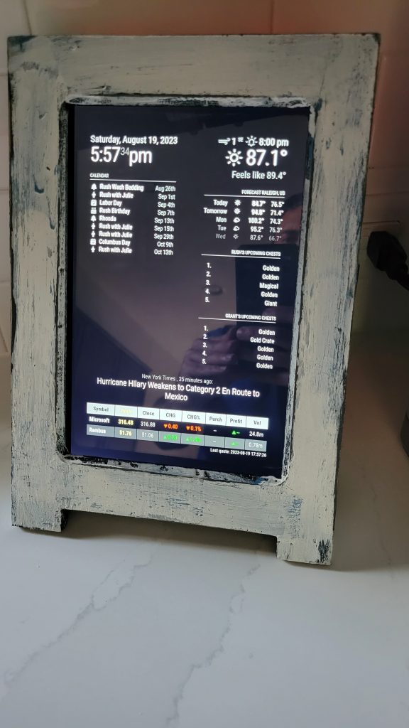 Close front view of the dashboard showing time, temperature, wind, calendar, and upcoming dates